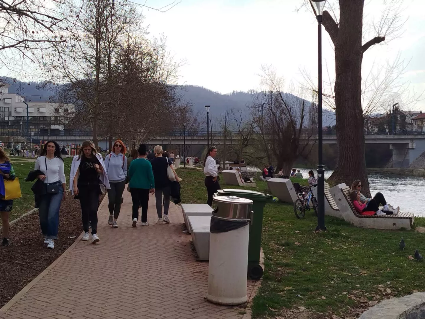 Šetnja sunčanom Banjalukom: Granulo proljeće, zašarenile se ulice i bašte kafića