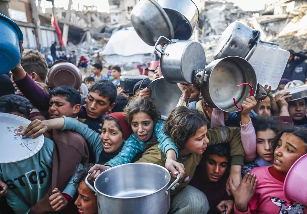 Palestinci u dugim redovima za hranu zbog izraelske blokade humanitarne pomoći