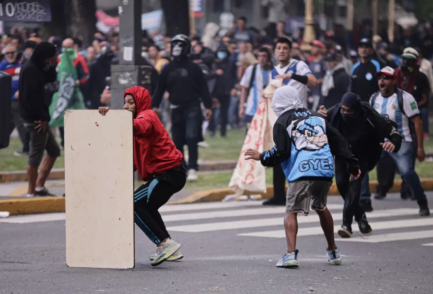 Protest penzionera u Argentini prerastao u nasilje, najmanje 20 povrijeđenih