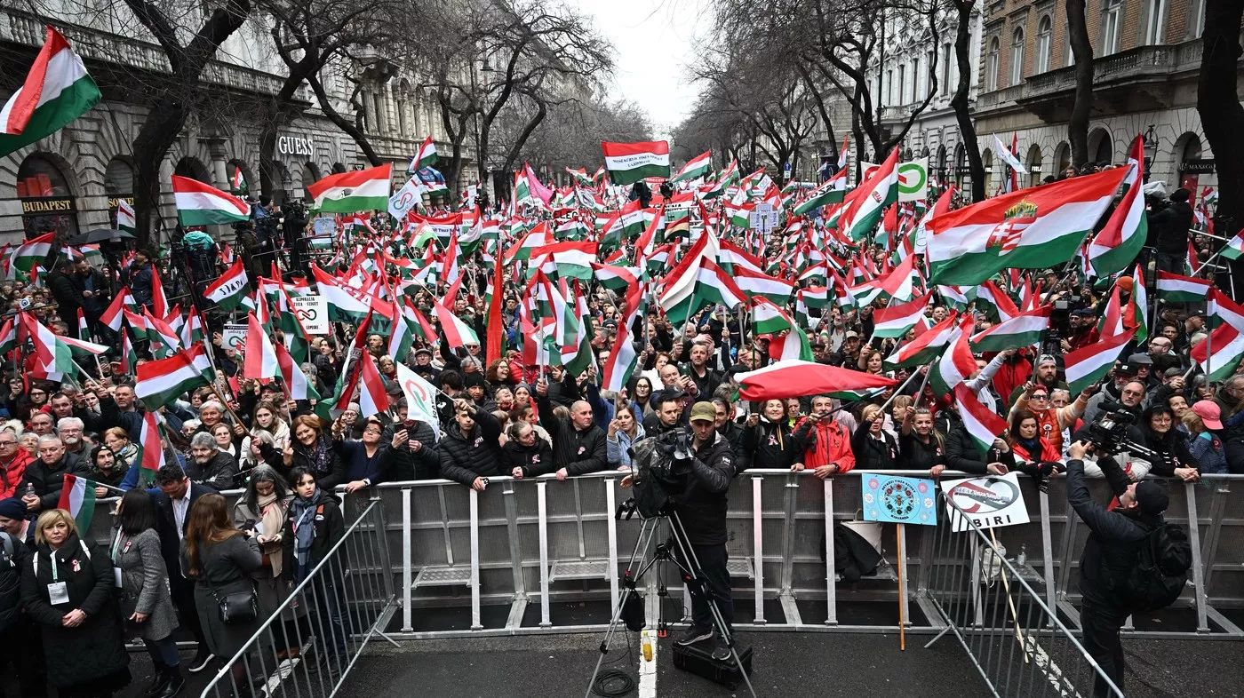 Protesti u Budimpešti protiv Orbanove vlade, na mrežama poređenja sa Srbijom