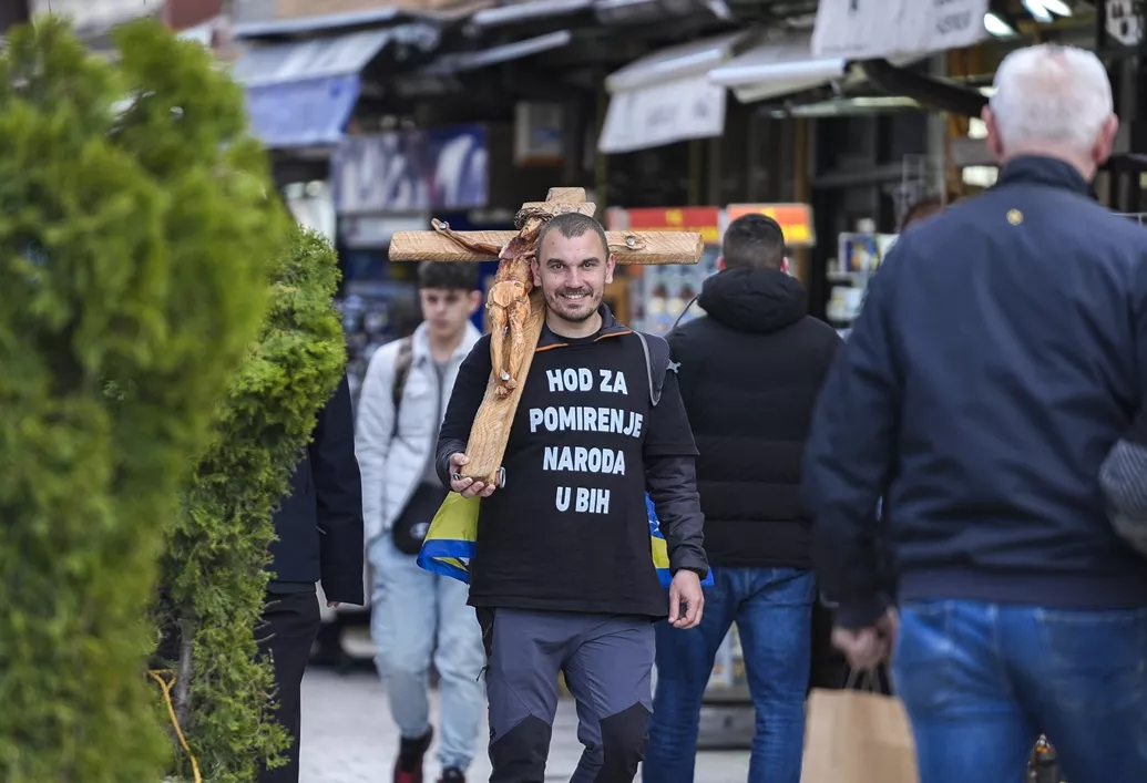 Josip Jelinić s krstom na leđima pješači 1.000 kilometara za pomirenje naroda i za žrtve rata u BiH