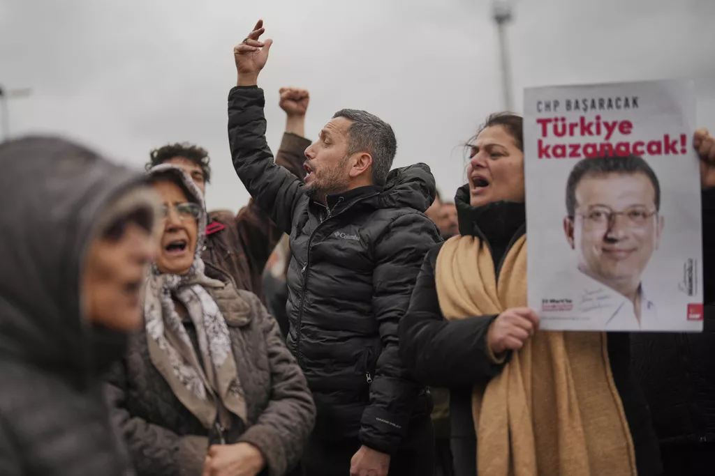 Uhapšeno 37 osoba zbog "provokativnih" objava na mrežama nakon pritvaranja Imamoglua