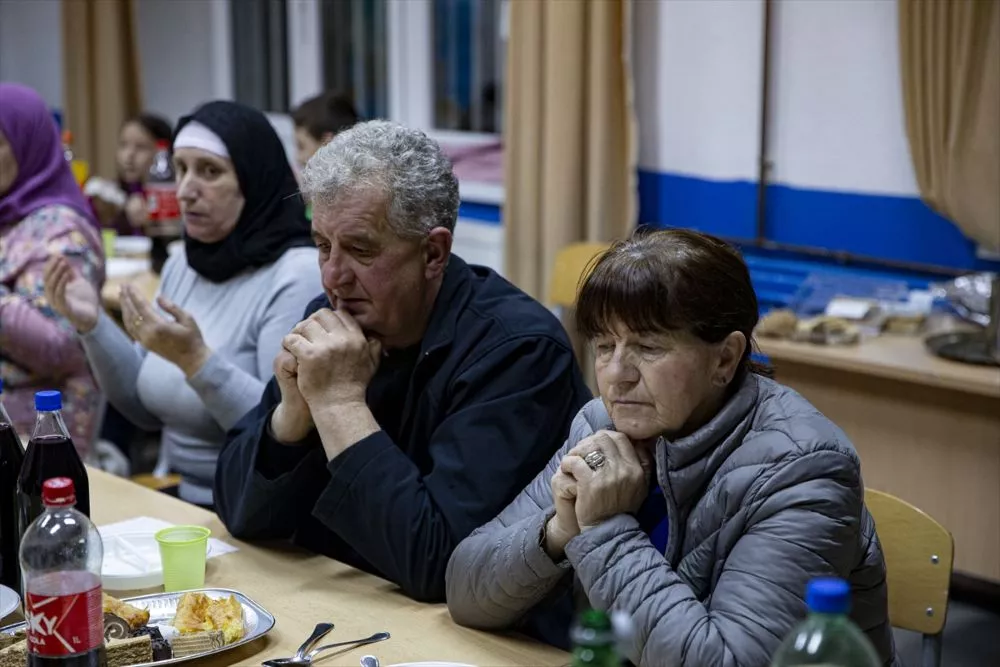 Sveštenik u BiH priredio iftar za komšije Bošnjake