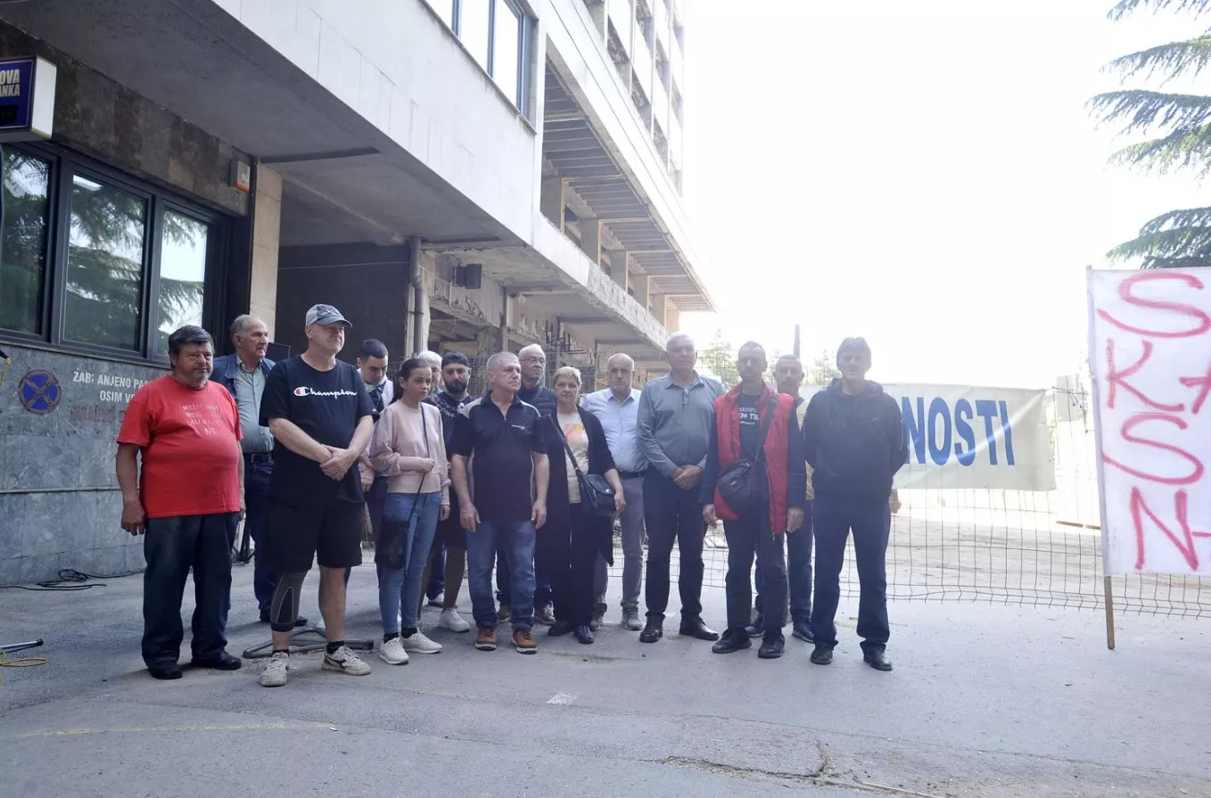 Prvomajski protest u Tuzli: Tek nekolicina građana izašla na ulicu