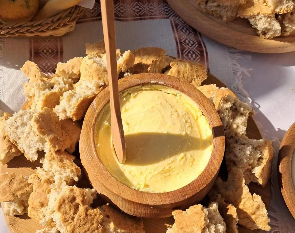 Gatački kajmak iz mješine priprema dvadesetak domaćica