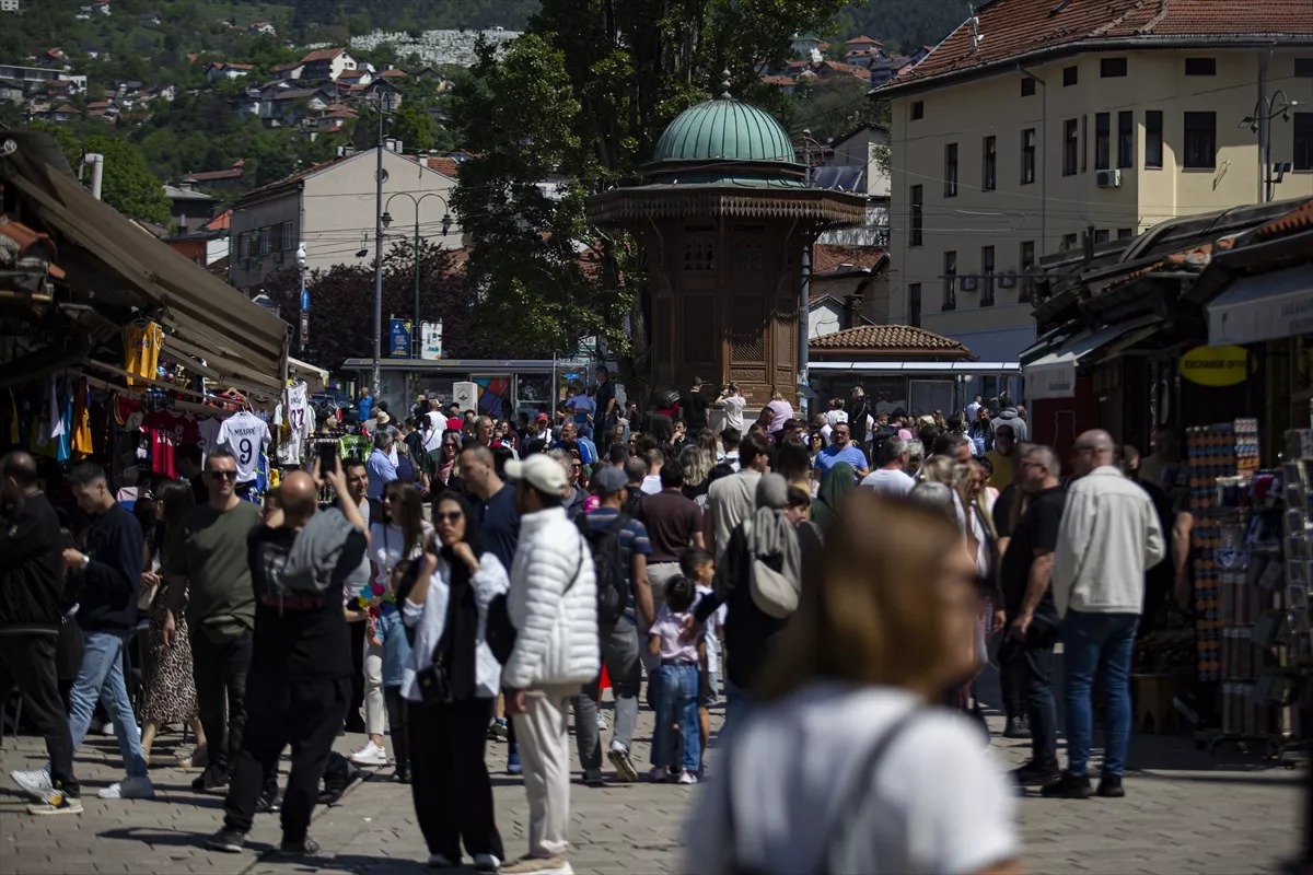Sarajlije i turisti uživali u sunčanom danu na ulicama glavnog grada BiH