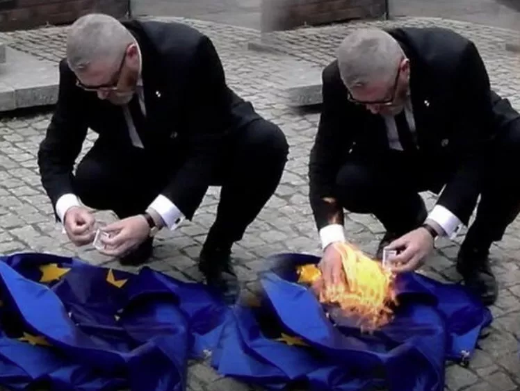 Poljski europarlamentarac obrisao cipele o EU zastavu pa je spalio