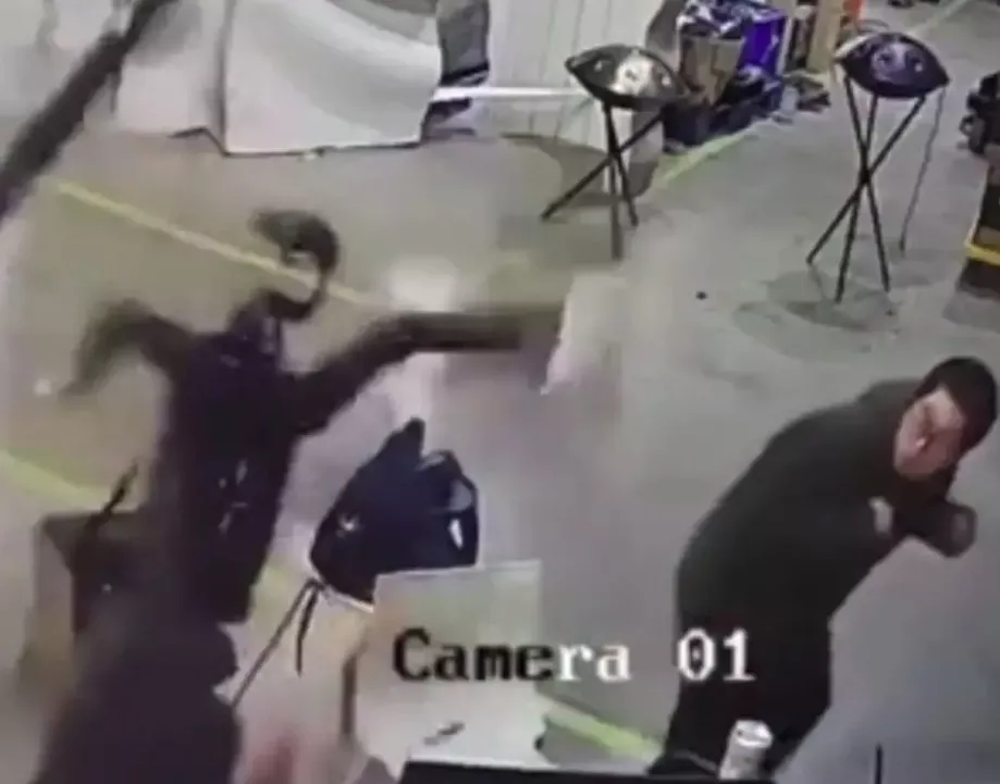 Snimak robota koji napada čovjeka pokrenuo brojne rasprave o umjetnoj inteligenciji