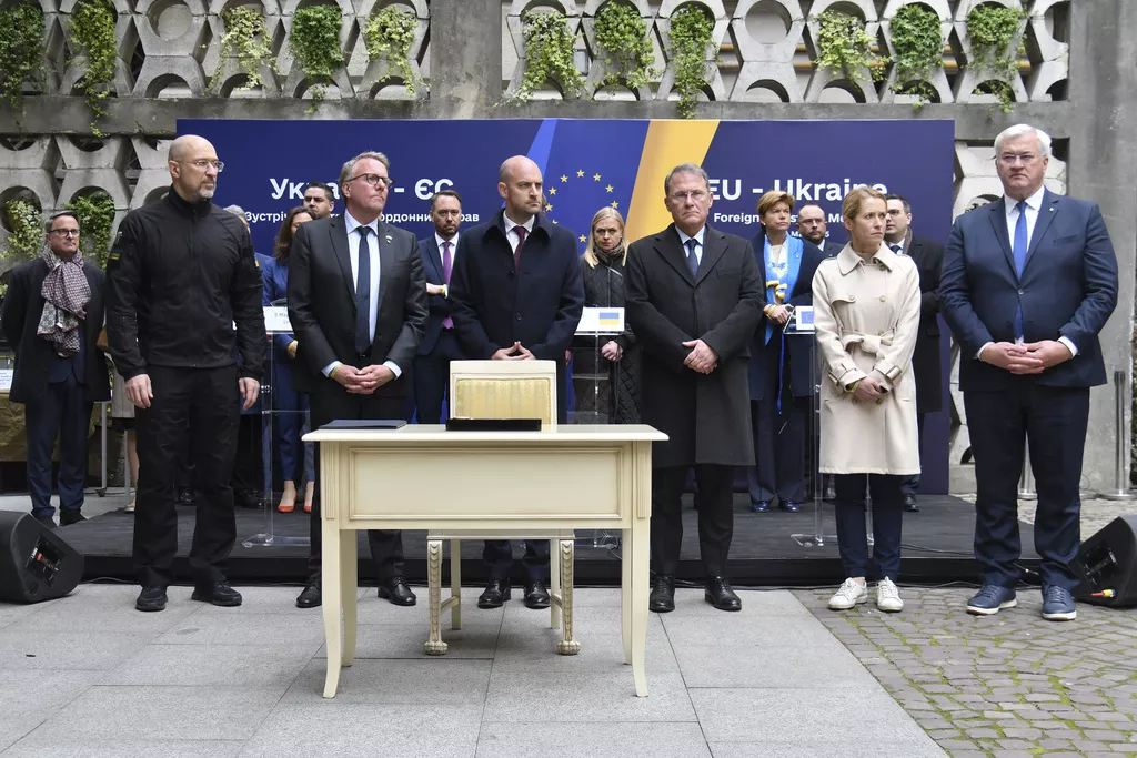 Kallas i ministri spoljnih poslova EU položili vijence na vojnom groblju u Lavovu