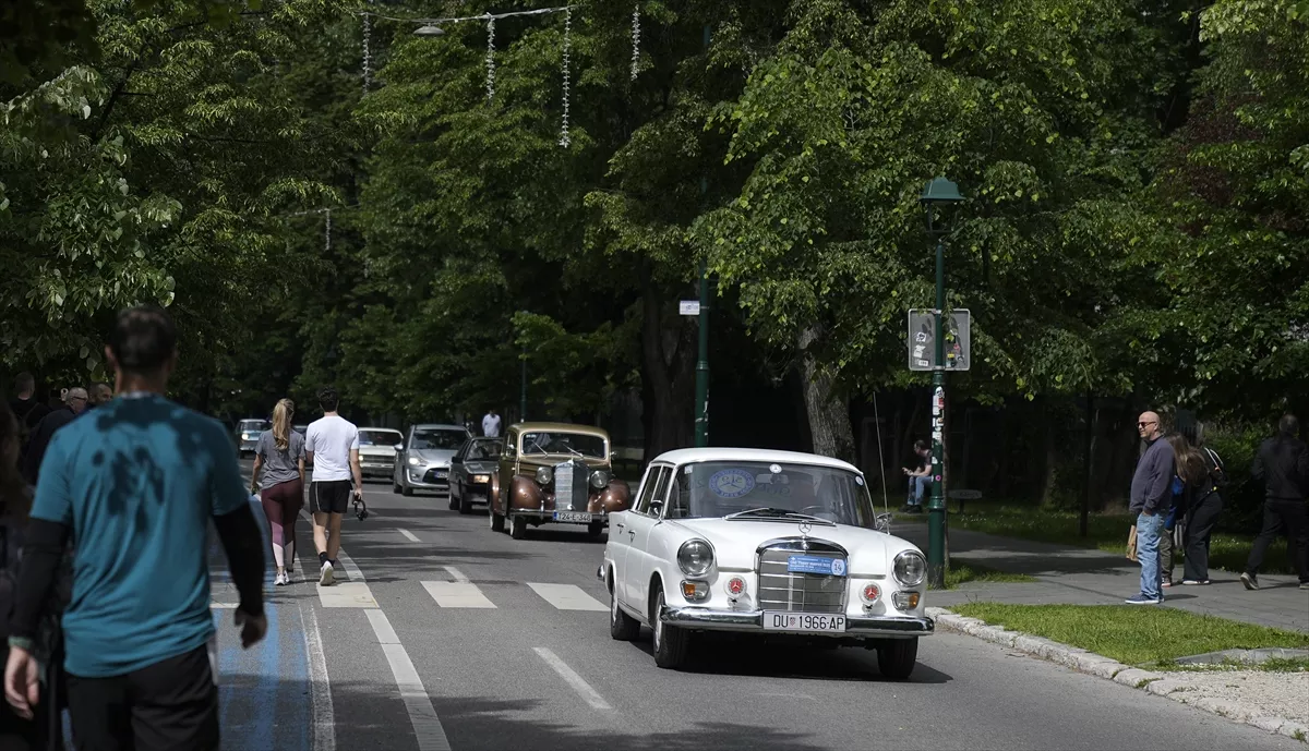 Međunarodni susreti: Oldtimeri iz regije i Evrope ukrasili ulice Sarajeva