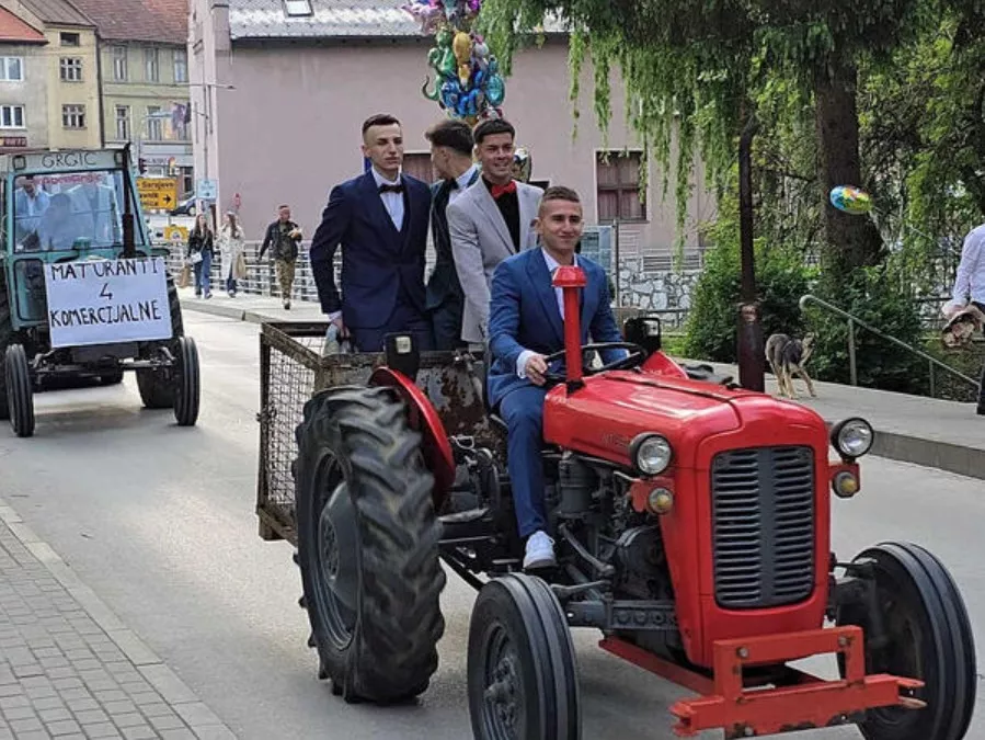 Na matursko večer stigli traktorima, pa dobili aplauze