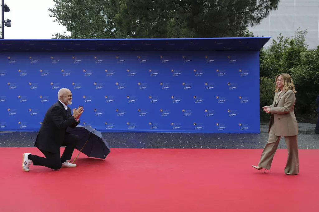 Albanski premijer na koljenima dočekao Giorgiu Meloni