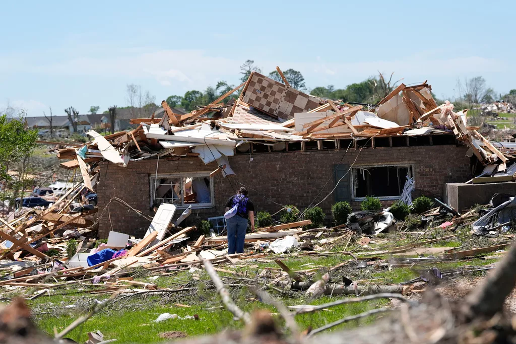 Tornado u SAD do sada odnio 21 život, uništeno na hiljade domova