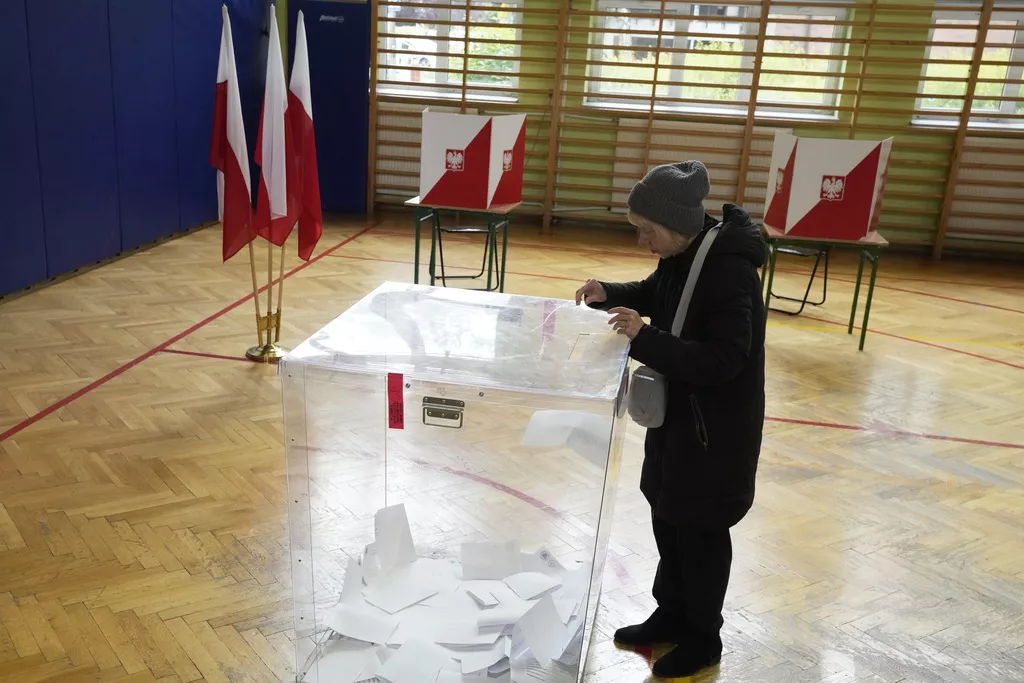 Izbori u Poljskoj: Do podneva glasalo 20,28 odsto birača, zabilježena i dva smrtna slučaja