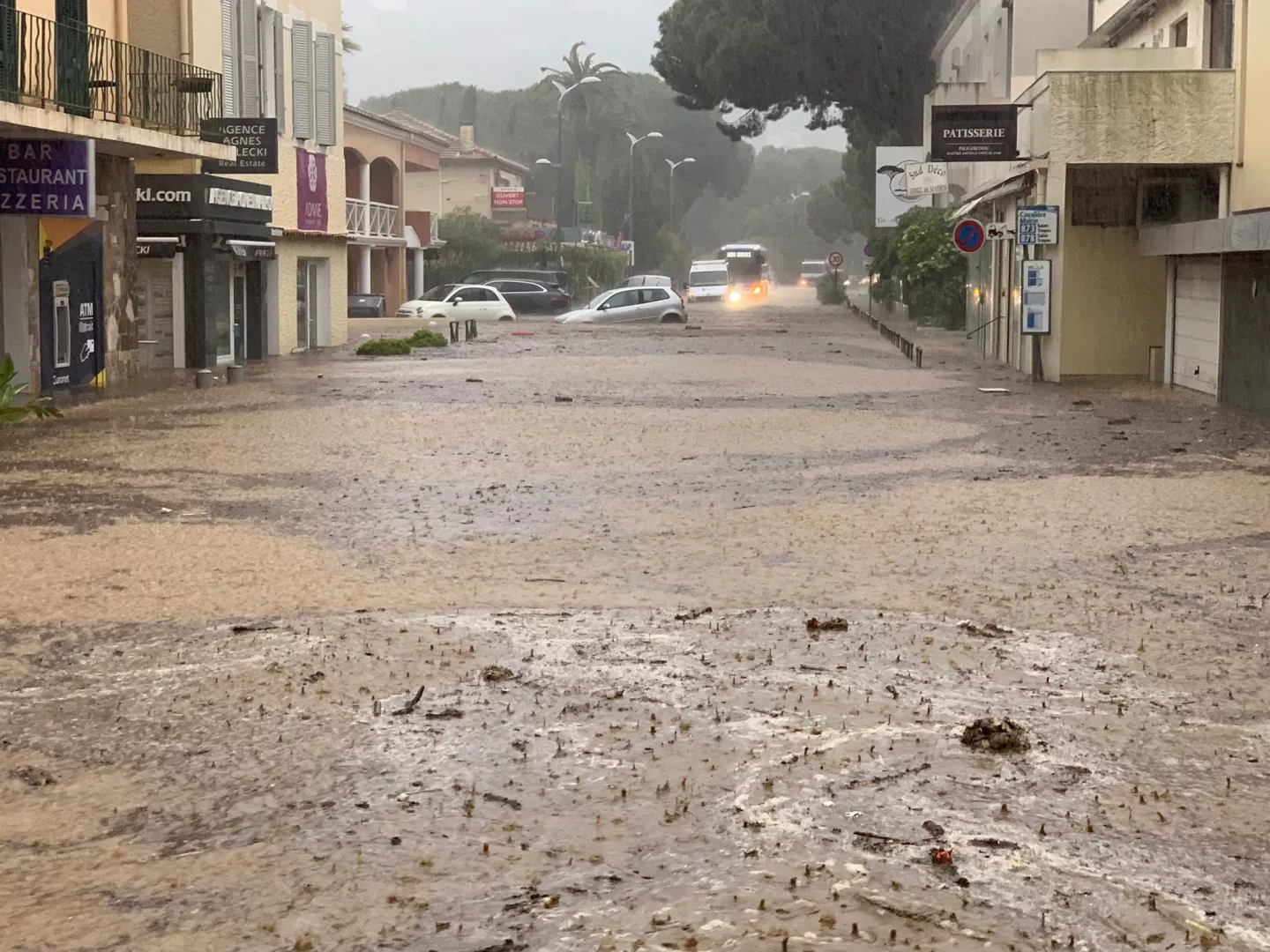 Poplave u Francuskoj: Tri osobe poginule, dvije nestale