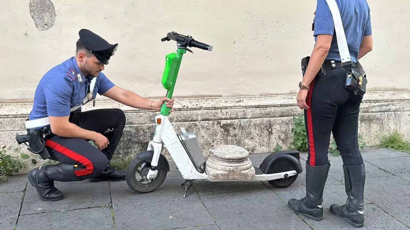 Rimska policija zaustavila turistu koji je na električnom skuteru nosio drevnu mramornu ploču