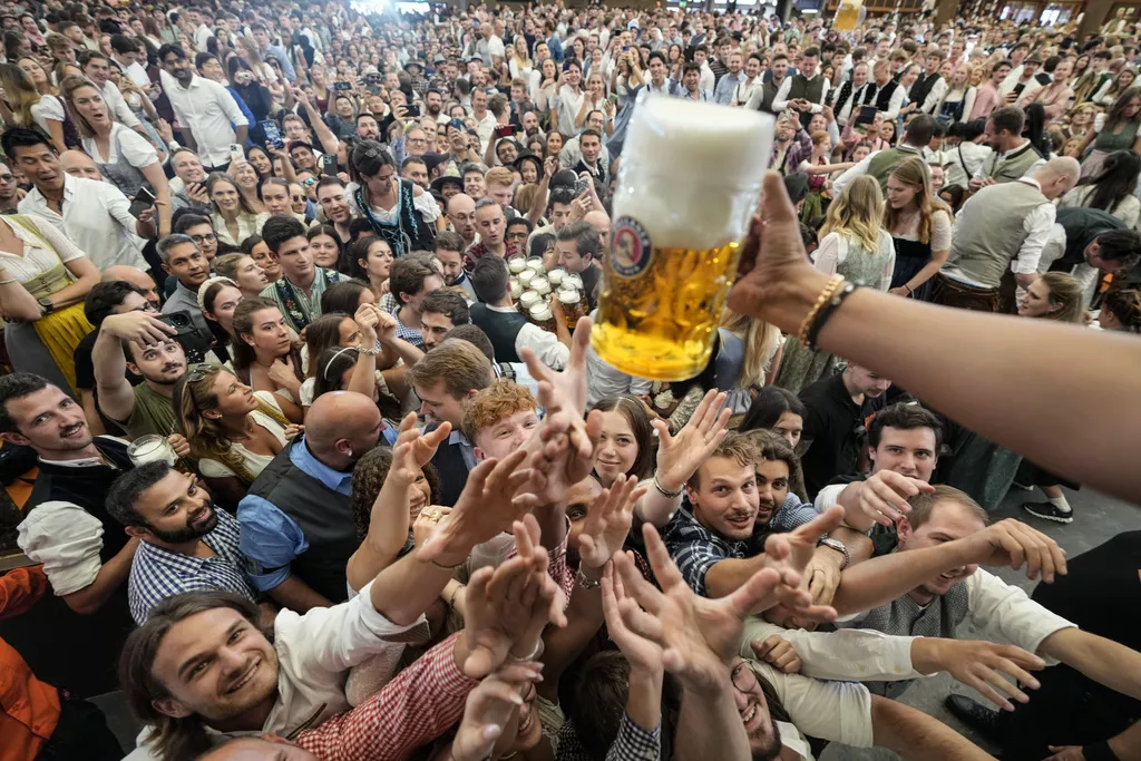Cijene lete u nebo: Evo koliko će koštati pivo na Oktoberfestu 2025.