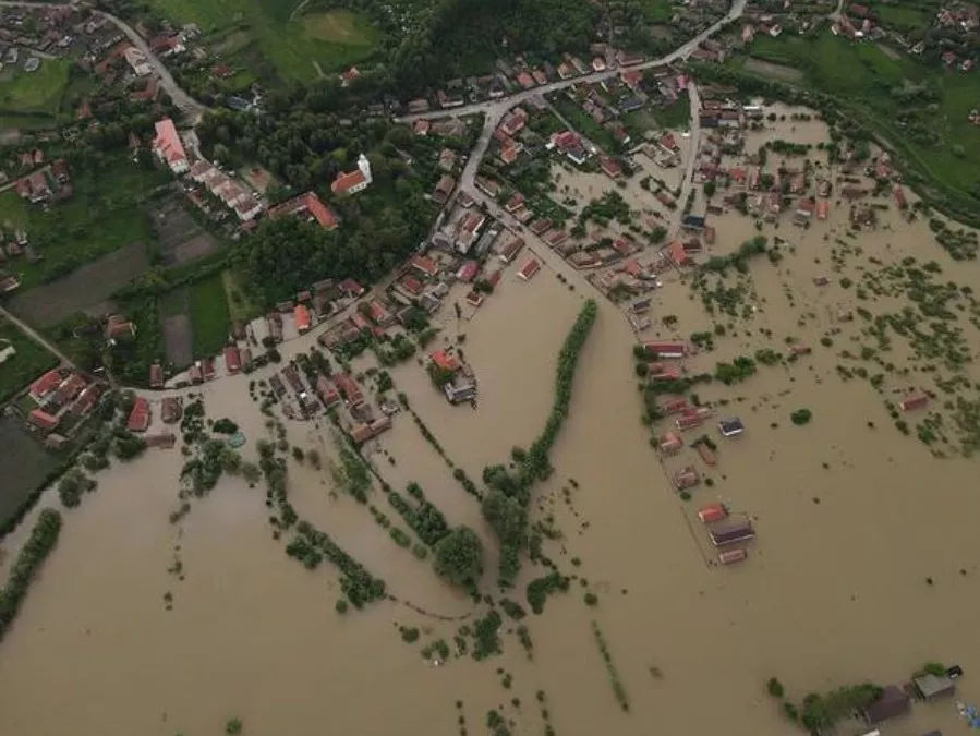 Zbog poplava u Rumuniji evakuisano oko 400 ljudi