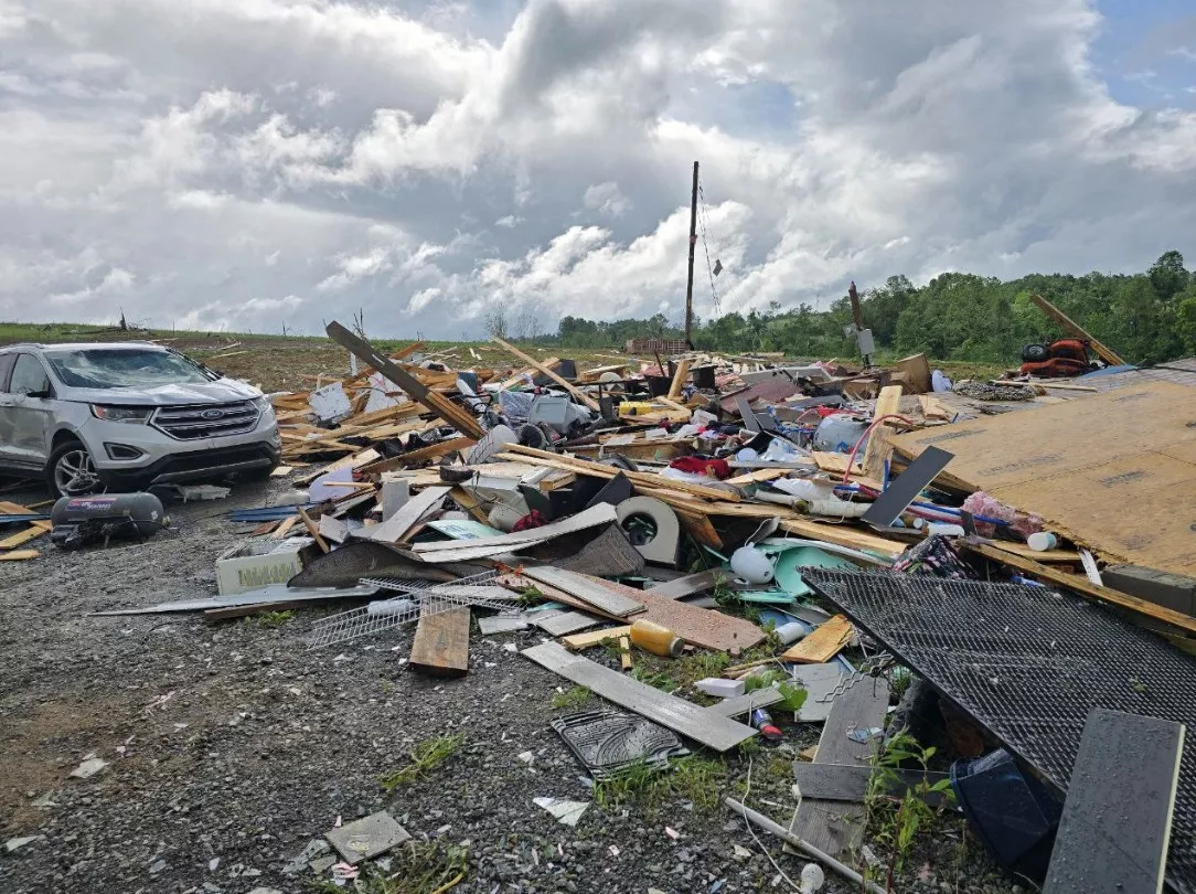 Tornado u SAD pustošio sve pred sobom: Trampov avion zarobljen, povrijeđen sin slavnog glumca