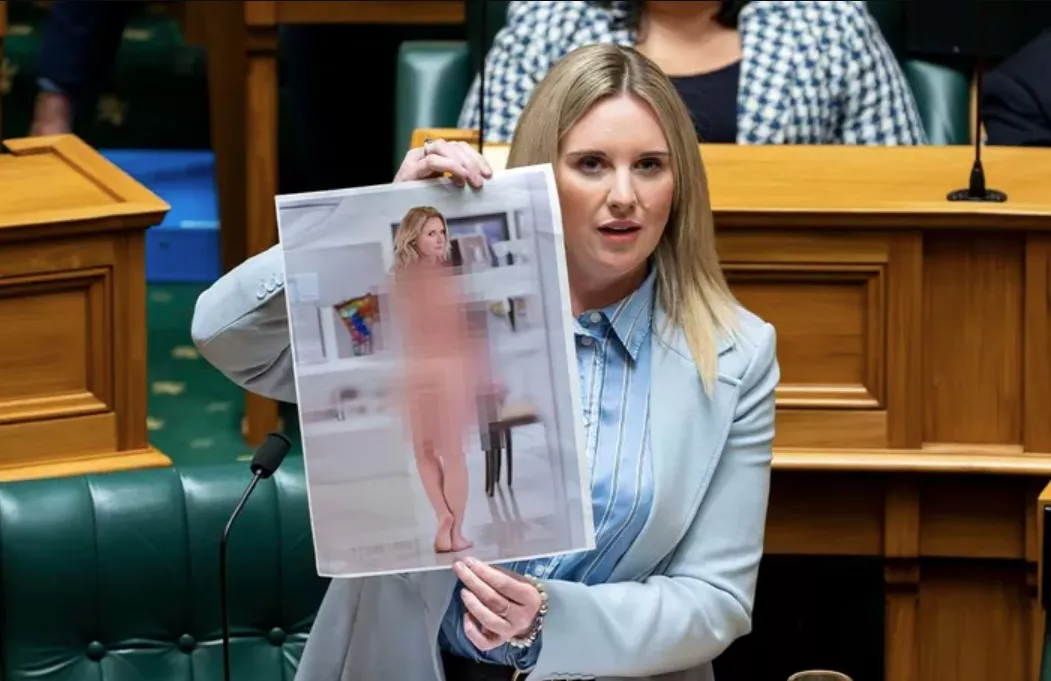Novi Zeland: Zastupnica usred parlamenta pokazala svoju golu fotografiju