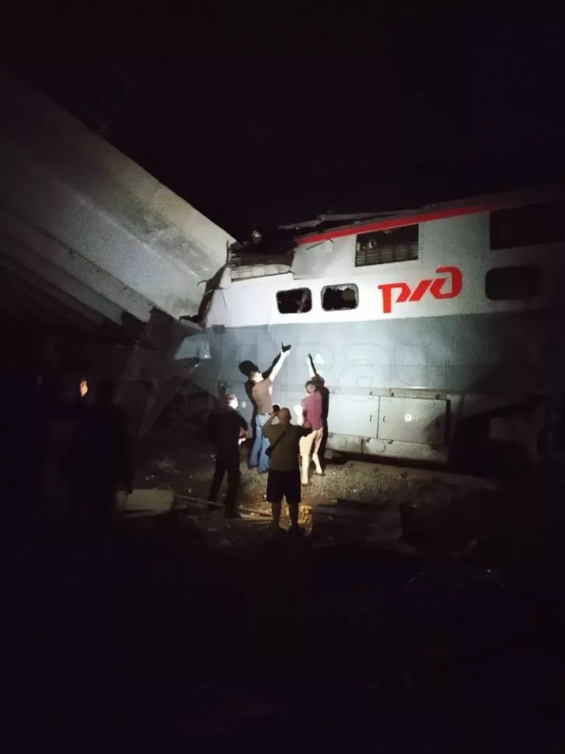 Urušio se most u Rusiji i pao na voz, najmanje 7 mrtvih