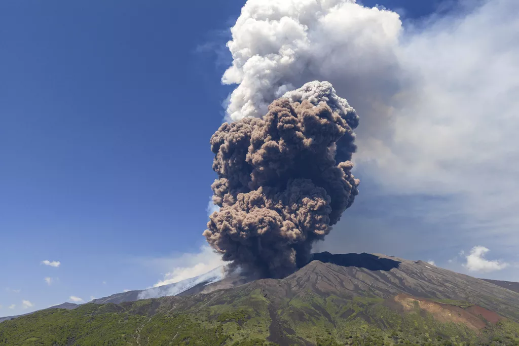 Kako je počela erupcija Etne: Urušio se dio kratera, uzdigao se oblak visok 6 kilometara