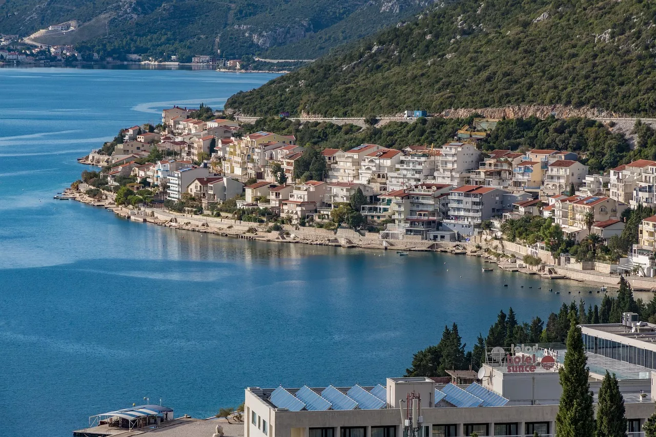Da li je Neum skup i gdje građani BiH ljetuju? (radni naslov)