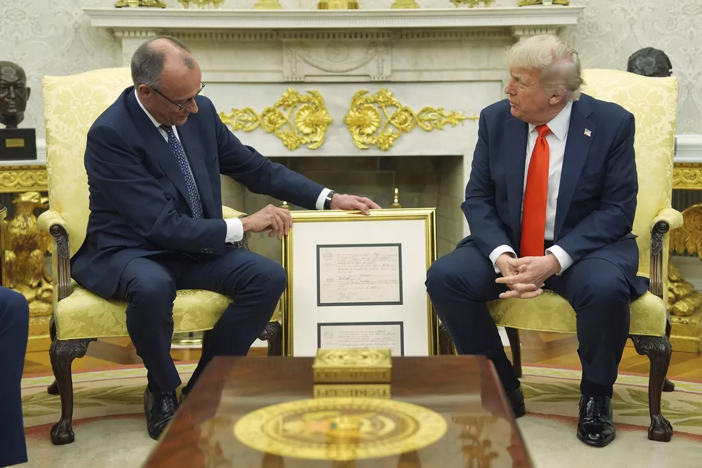 Merz poklonio Trumpu rodni list njegovog djeda Nijemca