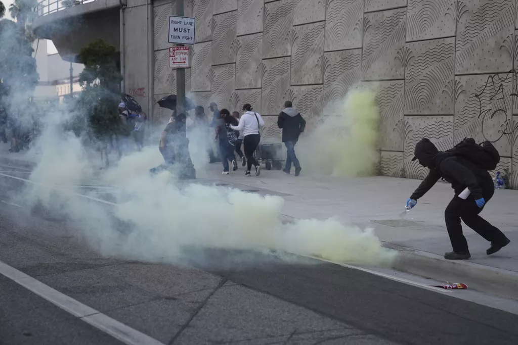 Sukob policije i demonstranata u Los Anđelesu, privedeno desetine ljudi