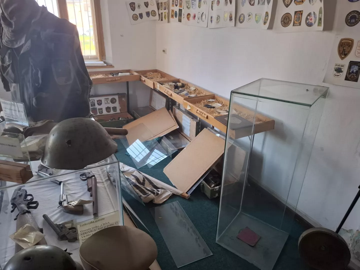 Nepoznati počinioci devastirali Muzej Armije BiH u Sanskom Mostu, ukradene puške 