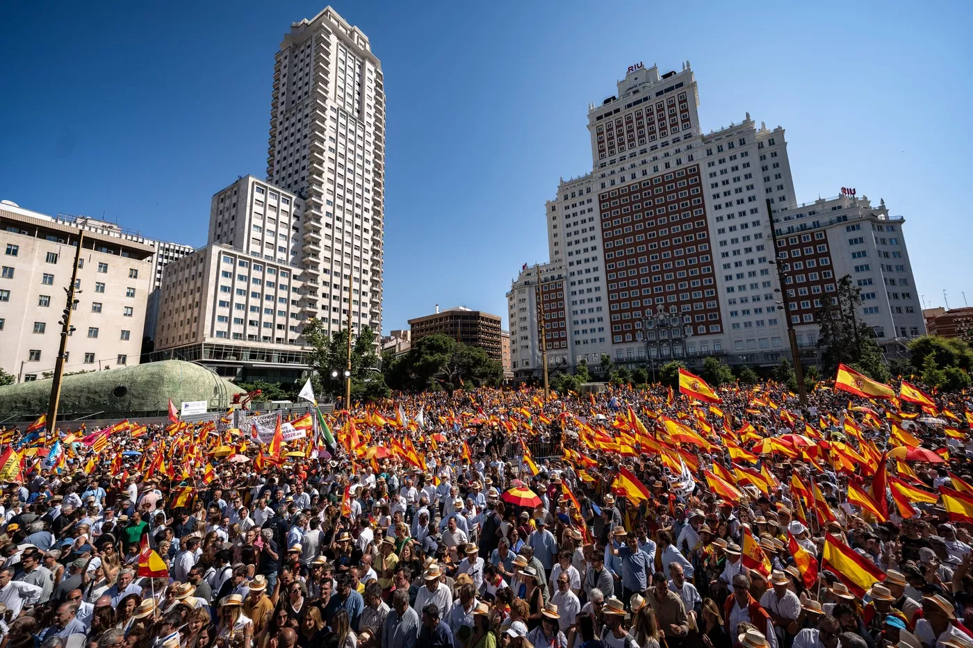 Protest u Madridu: Desetine hiljada demonstranata traže ostavku premijera Sančeza