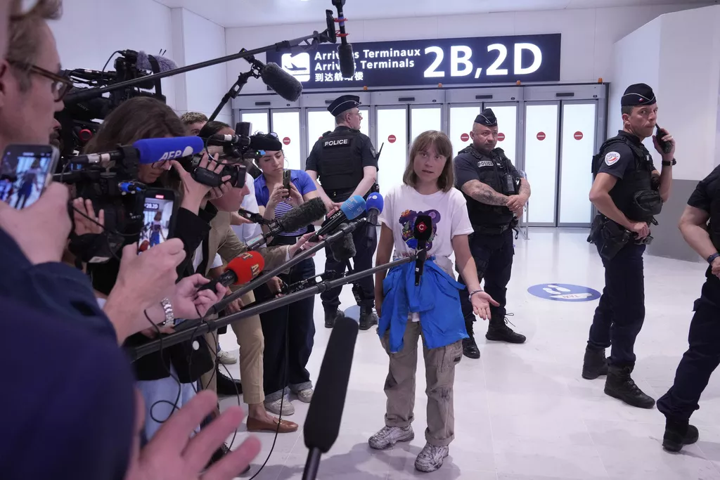 Greta Thunberg se vratila u Švedsku, dočekali je sa palestinskim zastavama