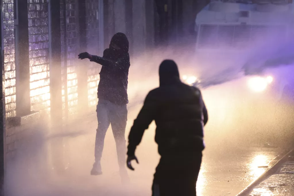 Treću noć zaredom antimigrantski neredi u Sjevernoj Irskoj 
