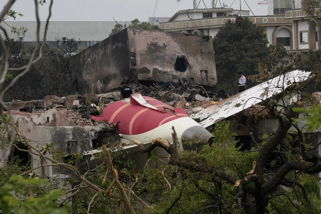Indija pokreće istragu o padu aviona, Modi posjetio mesto nesreće