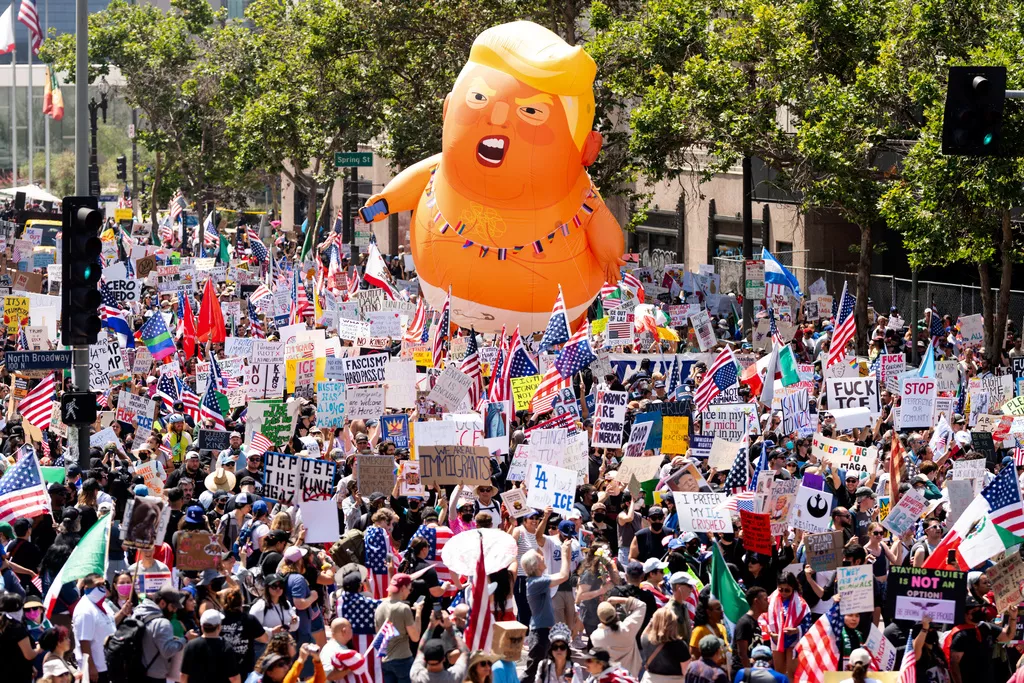 Hiljade ljudi širom SAD demonstriralo protiv Trumpa i administracije