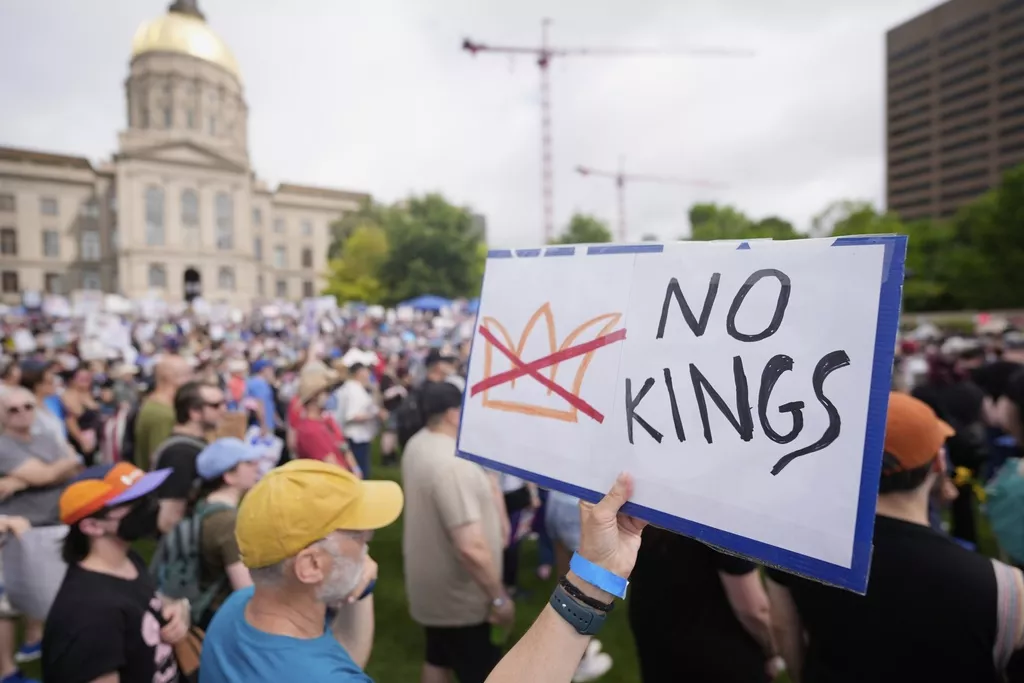 Trumpova vojna parada zasjenjena masovnim prosvjedima i valom nasilja