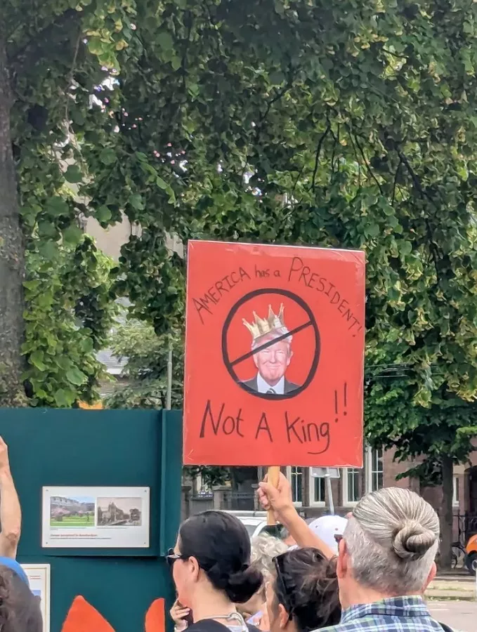 Najbolji i najsmješniji transparenti s masovnih protesta "Bez kraljeva" protiv Trumpa