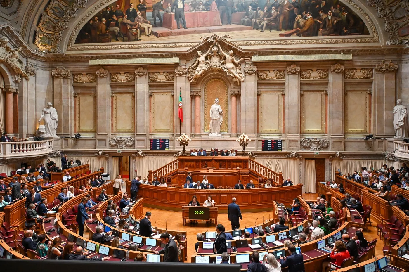 Desničarsko-centristička vlada službeno preuzela dužnost u Portugalu