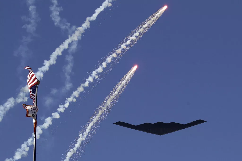 Akcija "Ponoćni malj": Jedna grupa bombardera na zapad, druga na Iran