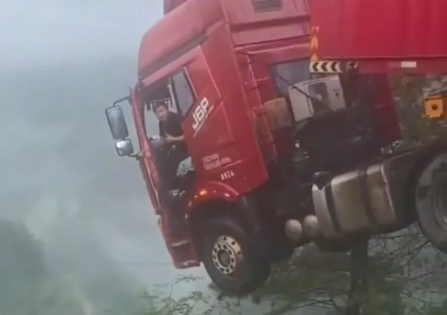 Kina: Poplave uništile saobraćajnice, kamion visi preko ivice mosta