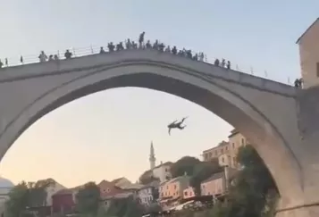 Mostarci fizički napali turistu koji je skočio sa mosta, oglasila se policija