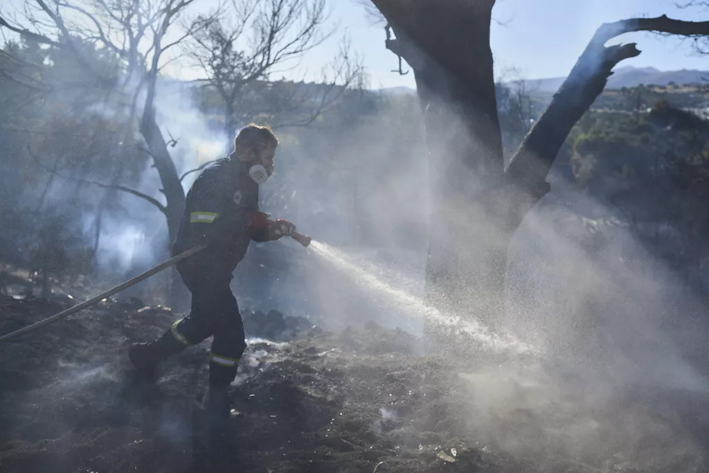 I dalje gori na Kritu: Ljudi bježe s ostrva