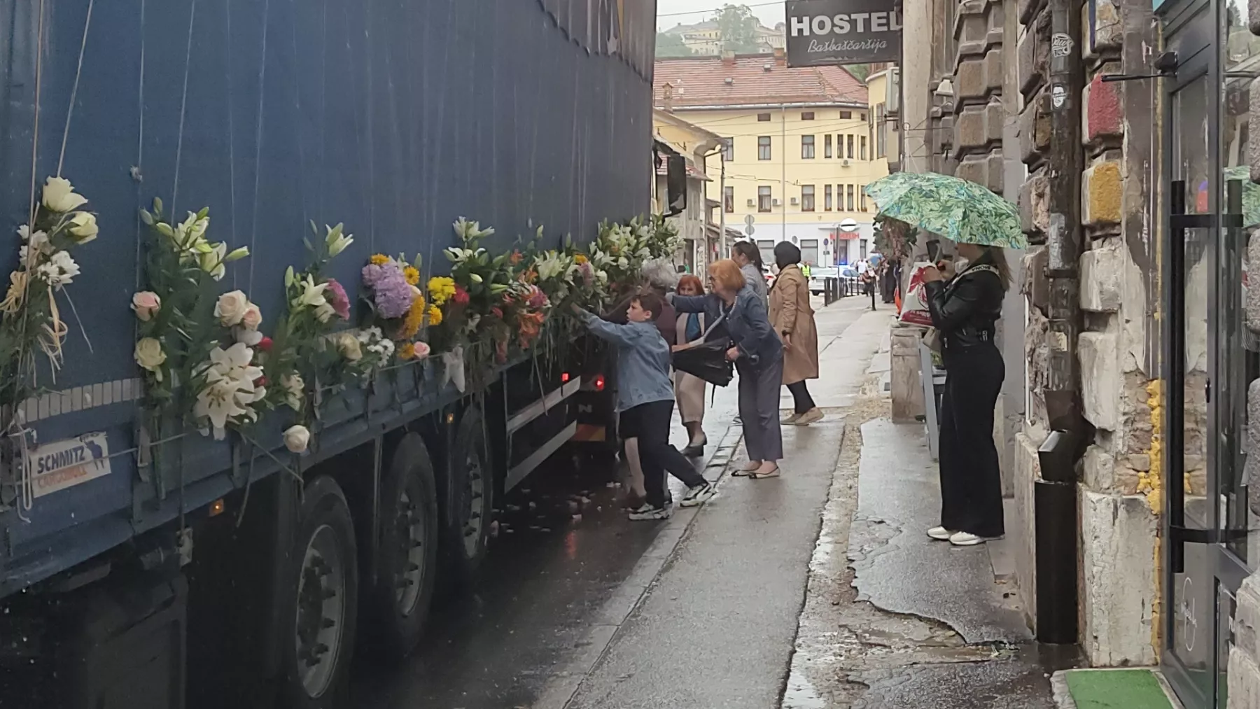 Ispraćaj posmrtnih ostataka sedam žrtava Srebrenice iz Sarajeva ka Potočarima