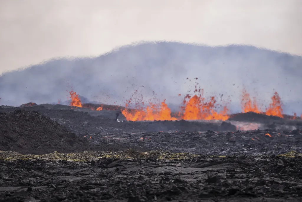 Eruptirao vulkan na Islandu, evakuirano poznato turističko odredište