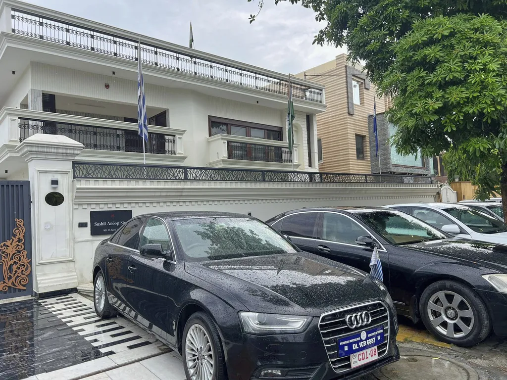 U Indiji uhapšen muškarac zbog lažne ambasade i diplomatskih tablica
