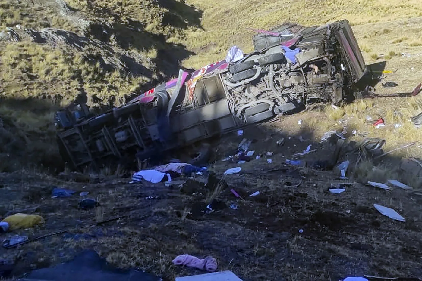 Autobus upao u provaliju u Peruu, poginulo najmanje 15 i povrijeđeno 30 ljudi