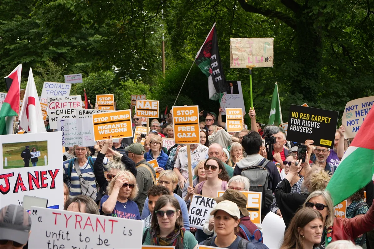 Protesti ispred američkog konzulata u Edinburghu zbog posjete Trumpa Škotskoj