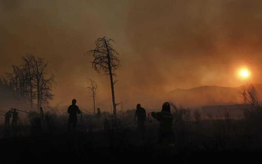 Grčka se bori s požarima, evakuirani stanovnici iz pogođene regije u blizini Atine