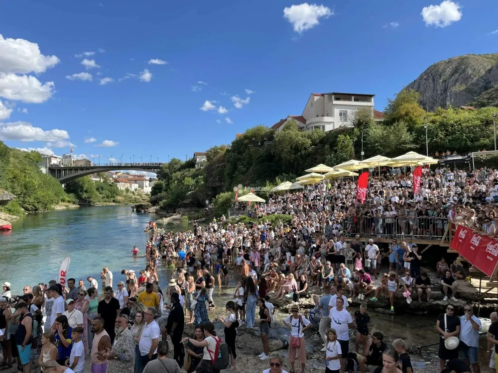 Spektakl u Mostaru: Održani tradicionalni 459. skokovi sa Starog mosta