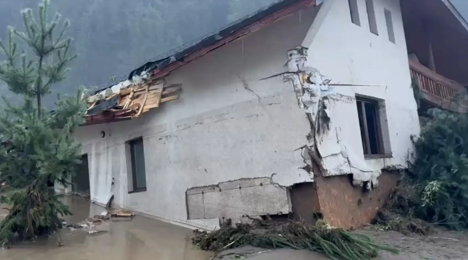 Poplave u Rumuniji: Jedna osoba poginula, stotine evakuisano